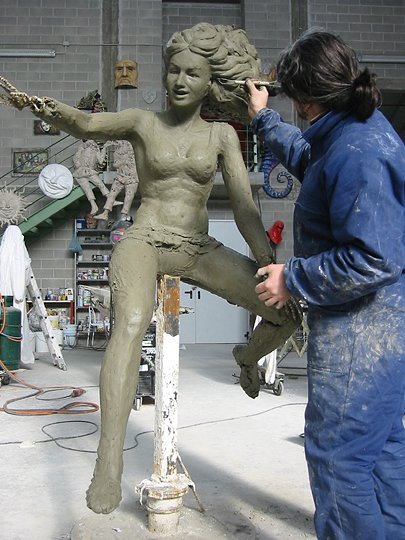 Simone Politi al lavoro su una statua